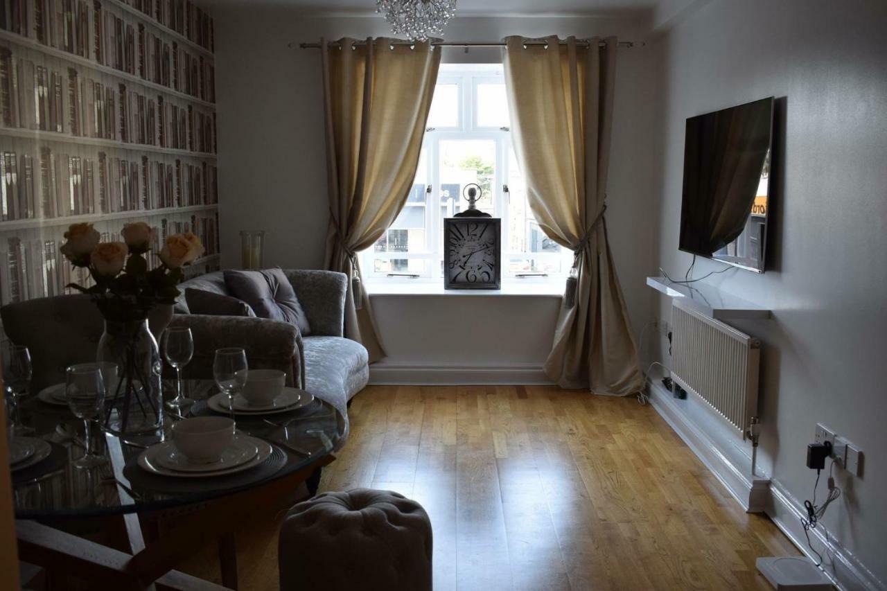 Luxury 2 Bed Apartment Witney Exterior photo