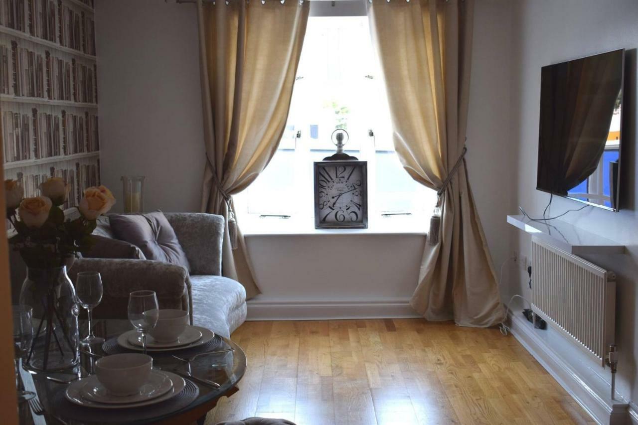 Luxury 2 Bed Apartment Witney Exterior photo